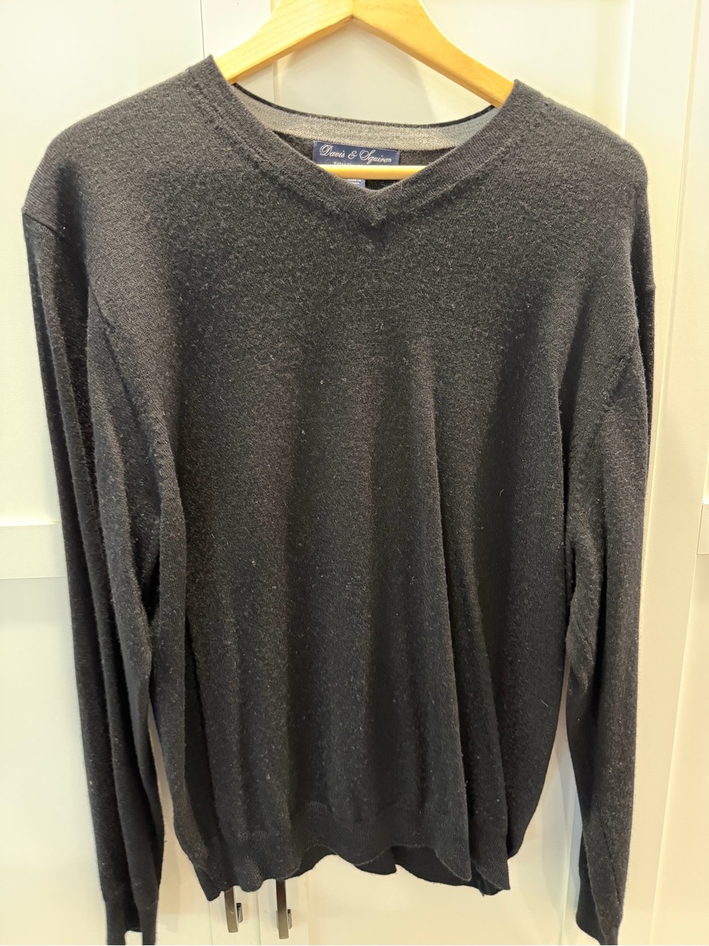 Davis & Squire Men's V-Neck Merino Wool Sweater - Black